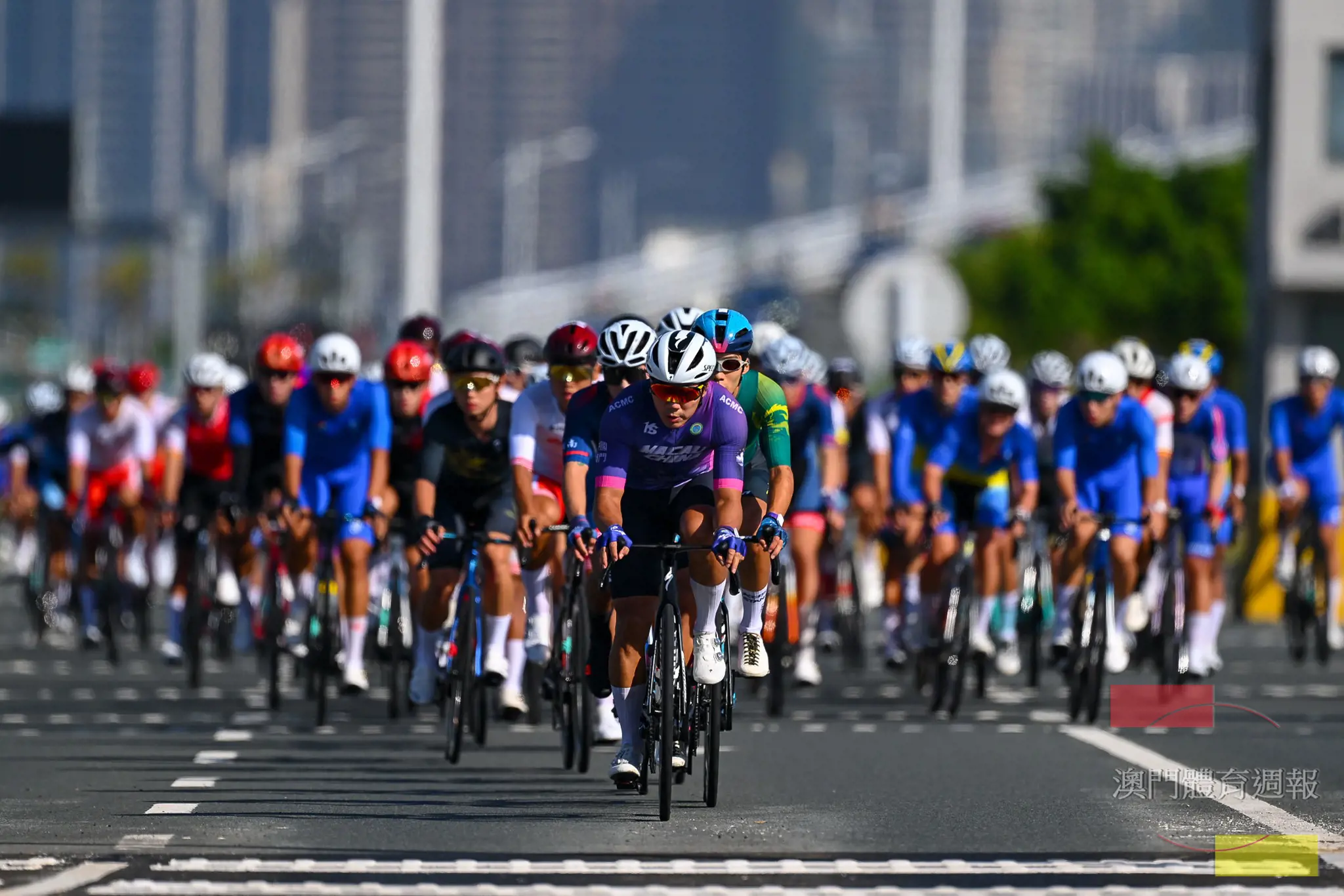 B2 李國雄在澳門路段衝上主車群頭車.jpg